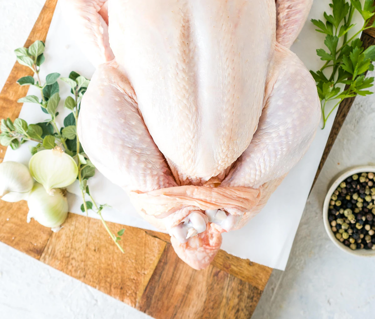 Pollo fresco preparado para cocinar