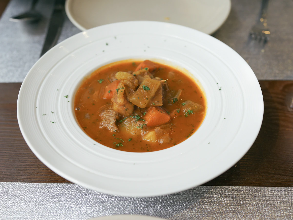 Plato de estofado de ternera casero